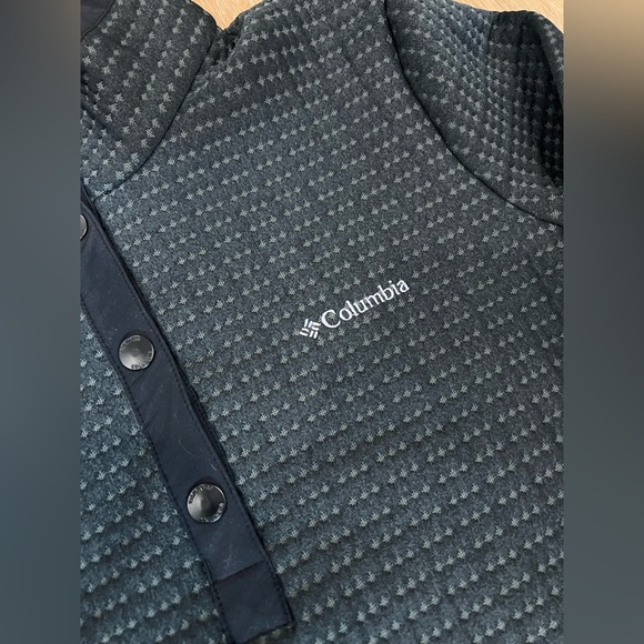 Columbia quarter button-up - Picture 2 of 7